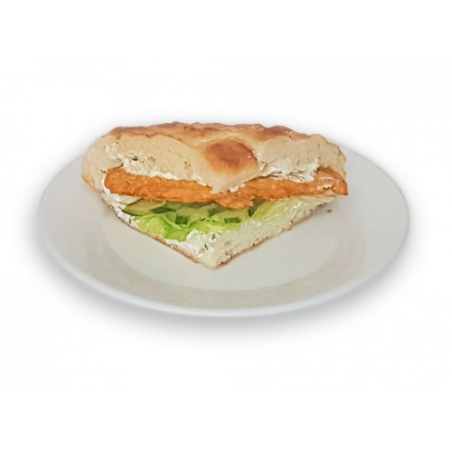 Fladenbrot mit Schnitzel, Sause, Salat und Gurken