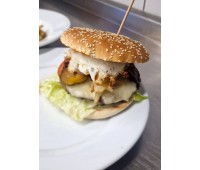 Selbstgemachter Rinder Cheeseburger mit, Gemüse, Soße
