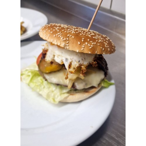 Selbstgemachter Rinder Cheeseburger mit, Gemüse, Soße