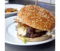 Selbstgemachter Rinder Cheeseburger mit, Gemüse, Soße, Pommes