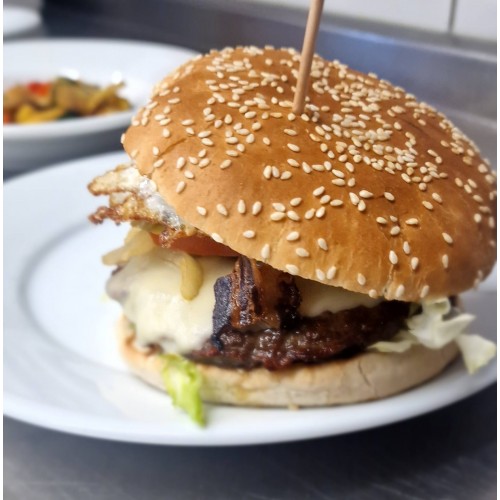 Selbstgemachter Rinder Cheeseburger mit, Gemüse, Soße, Pommes