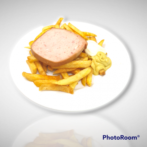 Leberkäse mit Pommes oder Kartoffelsalat