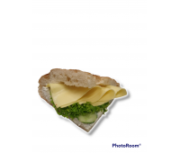 Fladenbrot belegt mit Gouda, Sauce, Salat und Gurke