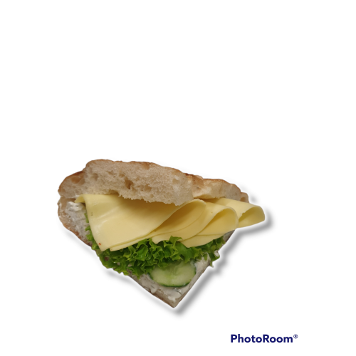 Fladenbrot belegt mit Gouda, Sauce, Salat und Gurke