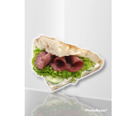 Fladenbrot belegt mit Rindersalami, Sauce, Salat und Gurken