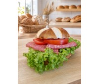 Laugenbrötchen mit Rindersalami, Butter, Gemüse Laugenbrötchen mit Rindersalami, Butter, Gemüse
