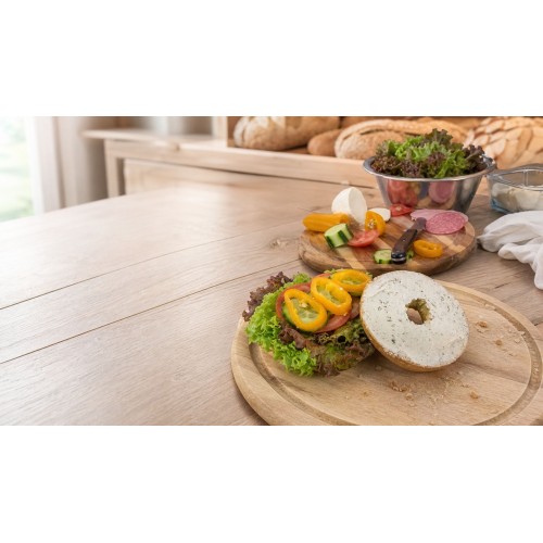 Bägel mit Gemüse und Frischkäse