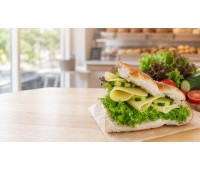 Fladenbrot belegt mit Gouda, Sauce, Salat und Gurke Fladenbrot belegt mit Gouda, Sauce, Salat und Gurke
