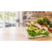 Fladenbrot belegt mit Gouda, Sauce, Salat und Gurke