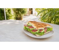 Fladenbrot belegt mit Rindersalami, Sauce, Salat und Gurken Fladenbrot belegt mit Rindersalami, Sauce, Salat und Gurken