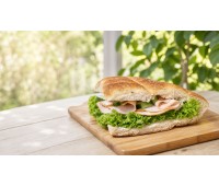 Fladenbrot belegt mit Putenbrust, Sause, Salat, Gurken Fladenbrot belegt mit Putenbrust, Sause, Salat, Gurken