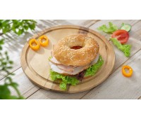 Bagel mit Frischkäse, Putenbrust und Gemüse Bagel mit Frischkäse, Putenbrust und Gemüse