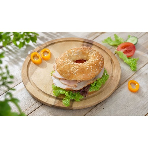 Bagel mit Frischkäse, Putenbrust und Gemüse Bagel mit Frischkäse, Putenbrust und Gemüse