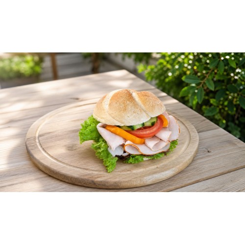Tafelbrötchen mit Putenbrust, Remoulade und Gemüse